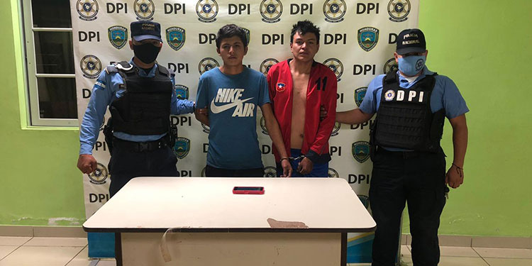 Tras despojar L11 mil a dama los captura Policía