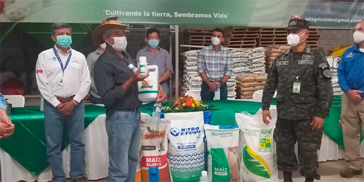 Programa agrícola manejado por FFAA Entrega insumos