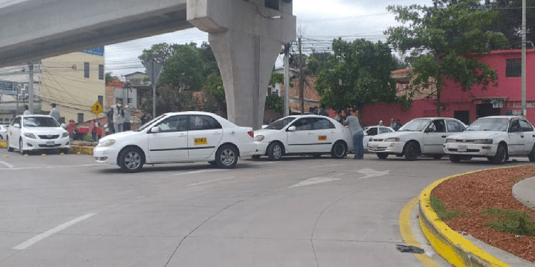 Taxistas salen a las calles ya no aguantan el hambre