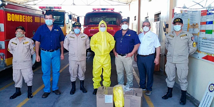 Rotarios de Santa Bárbara donan trajes a bomberos