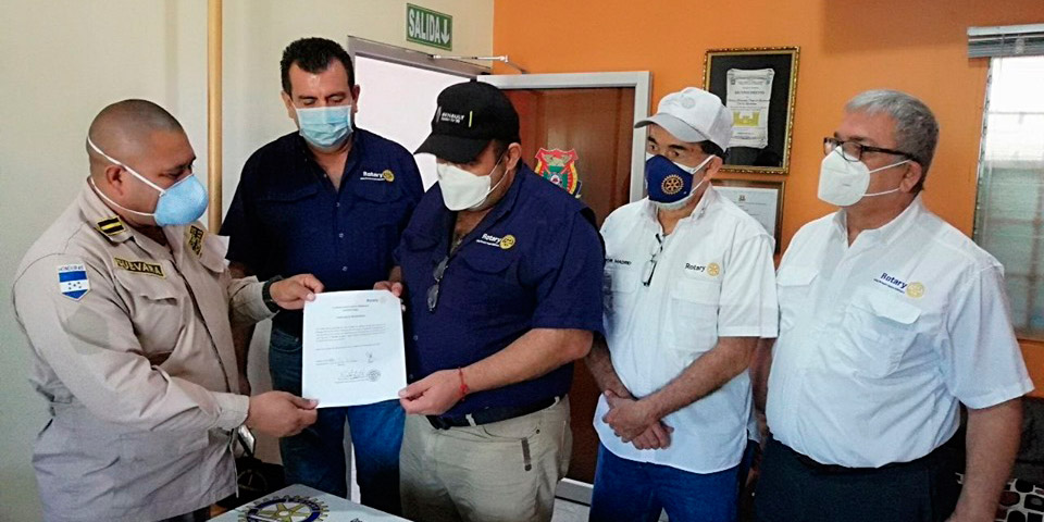 Rotarios de Santa Bárbara donan trajes a bomberos