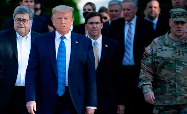 El Pentágono trata de distanciarse de Trump, tras críticas por su "uso político"