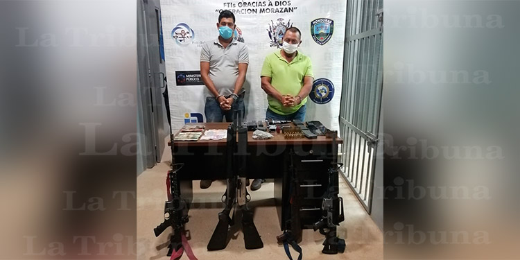 Caen dos hombres en posesión de varias armas de fuego municiones y dinero en efectivo