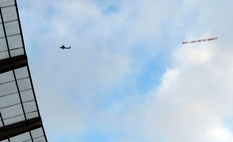 Una avioneta muestra un mensaje racista durante el City-Burnley