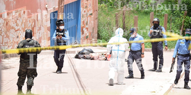 Encuentran tres cadáveres encostalados en la colonia La Era (Video)