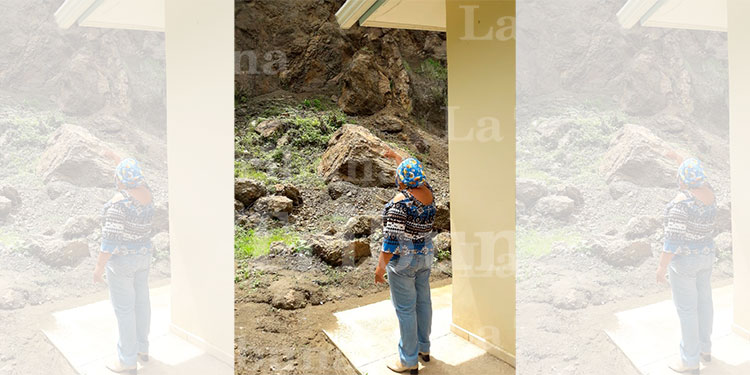 Centro de salud a punto de quedar soterrado en aldea Yaguacire