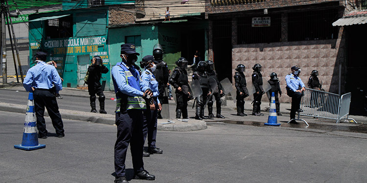 Policía reporta 30 mil detenidos por violentar toque de queda