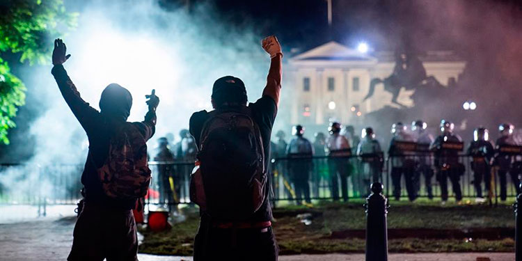 Trump sale de la Casa Blanca y cruza la plaza donde estaban los manifestantes