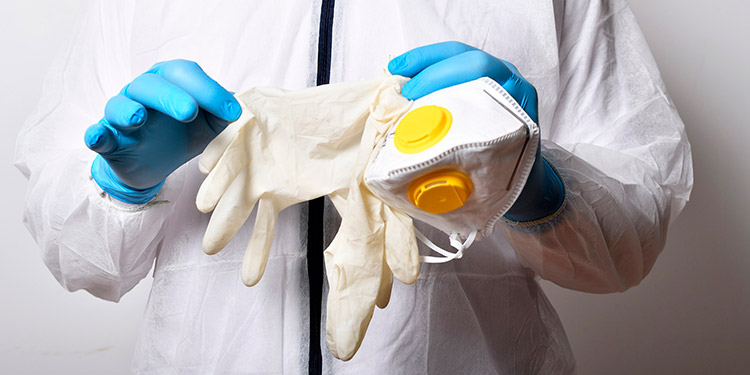 Médico muestra sus manos tras usar guantes por 10 horas