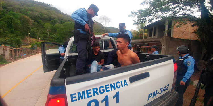 Detienen a miembros de banda criminal por robo a mano armada en Santa Bárbara