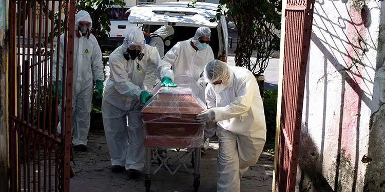 Latinoamérica supera los 100.000 muertos por COVID y la OMS pide más alerta