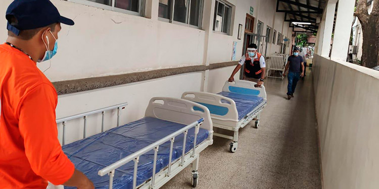 Copeco entrega camas a Hospital General del Sur