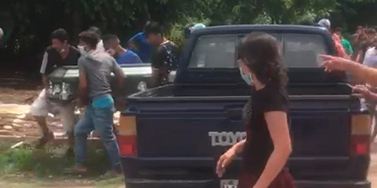 Familiares “recuperan” féretro de señora fallecida por COVID-19 (Video)