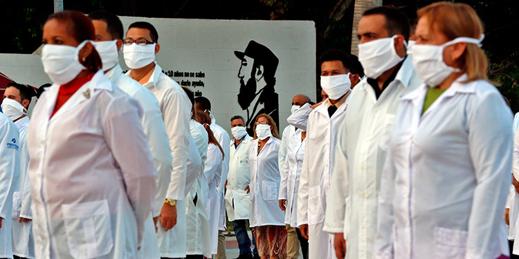 Cuba envía más de 300 sanitarios a Kuwait y Guinea para combatir el COVID-19