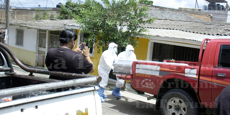 Realizan levantamiento del cuerpo de microbiólogo fallecido por supuesto COVID-19