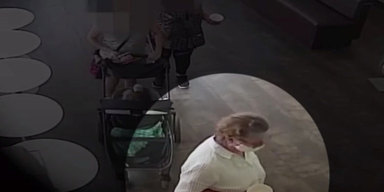 Mujer se quitó la mascarilla y tosió sobre un bebé de origen hispano, luego de una discusión (Video)