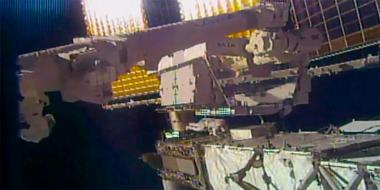 Astronauta pierde espejo pequeño en caminata espacial
