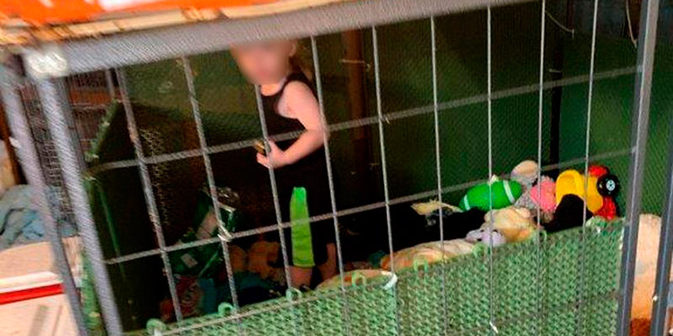 Arrestan a la madre más cruel del mundo por mantener enjaulado y hambriento a su hijo