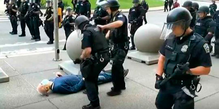 Policía empuja a un anciano en EEUU y le rompe la cabeza (Video)