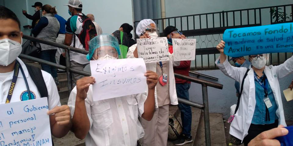 Personal de salud protesta en exigencia a equipo de bioprotección (Video)