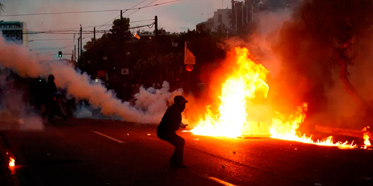 Atacan con bombas molotov embajada de Estados Unidos en Grecia
