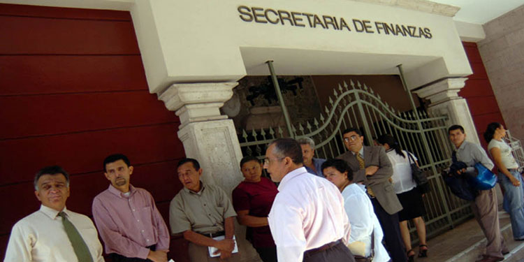 Proponen que gobierno reduzca 50% salarios a burócratas