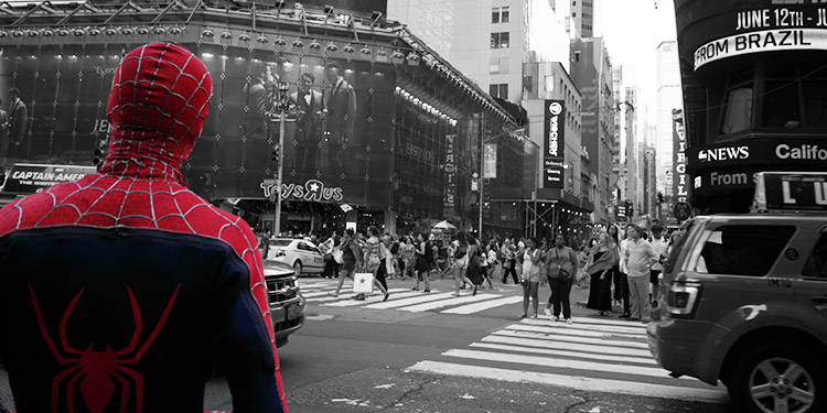 Spider Man escala puente de Nueva York durante protestas por la muerte de George Floyd (Video)