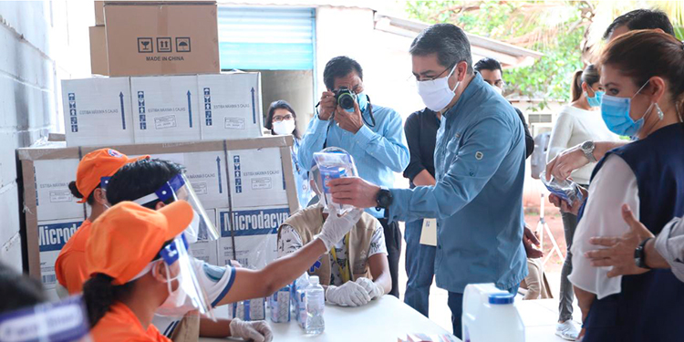Presidente Hernández supervisa distribución de insumos a hospitales