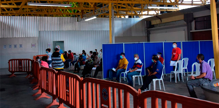 En su cama de enfermo JOH recibe informes contra COVID-19