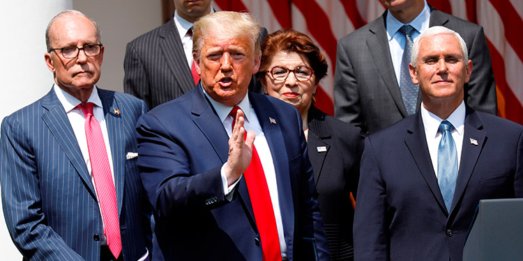 Trump dice que es un ‘gran día’ para Floyd y enseguida arrecian las críticas (Video)