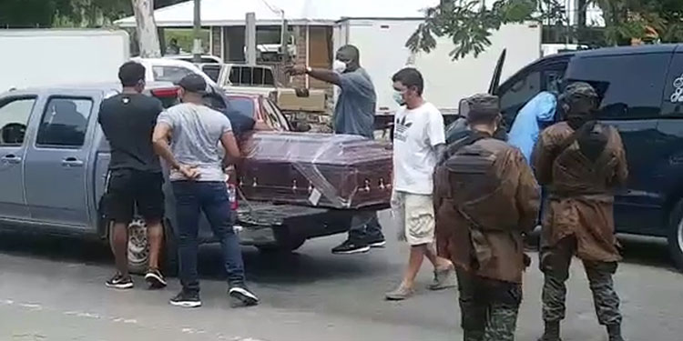 Familiares arrebatan a militares cadáver de teniente coronel (r)