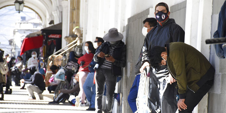 OMS advierte sobre "aumento exponencial" de la pandemia y Europa se confina