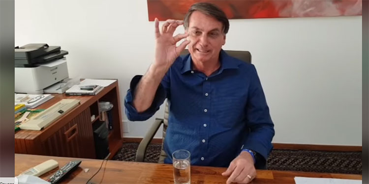 Bolsonaro divulga video tomando hidroxicloroquina