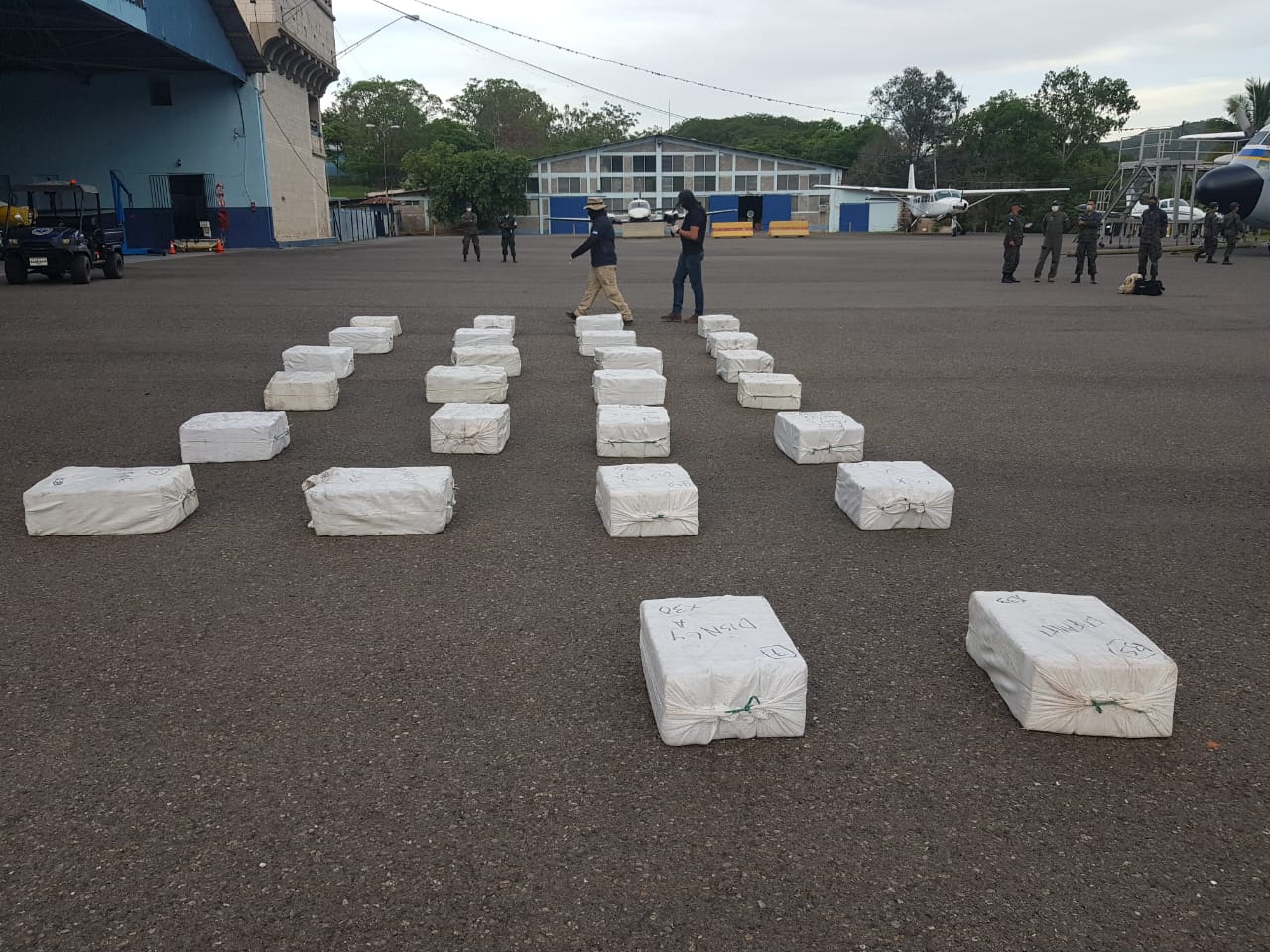Bajo fuego aseguran “narcoavioneta” cargada con 806 kilos de cocaína (Galería)