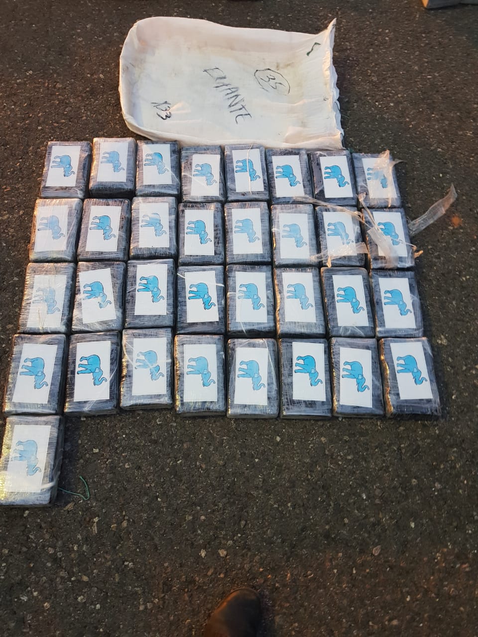 Bajo fuego aseguran “narcoavioneta” cargada con 806 kilos de cocaína (Galería)