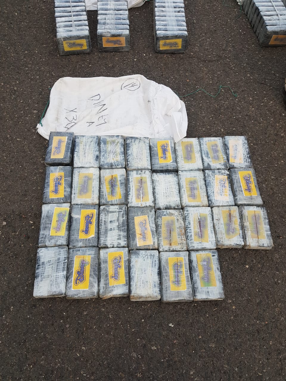 Bajo fuego aseguran “narcoavioneta” cargada con 806 kilos de cocaína (Galería)