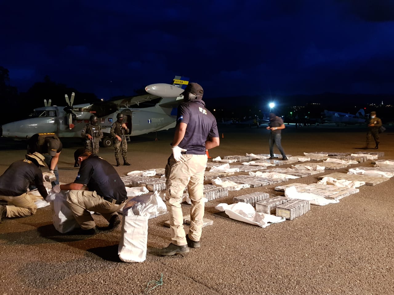 Bajo fuego aseguran “narcoavioneta” cargada con 806 kilos de cocaína (Galería)