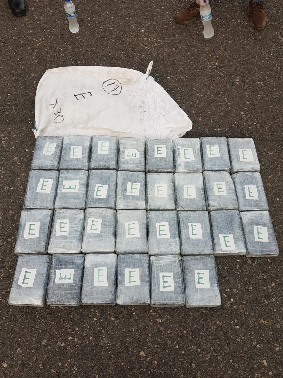 Bajo fuego aseguran “narcoavioneta” cargada con 806 kilos de cocaína (Galería)