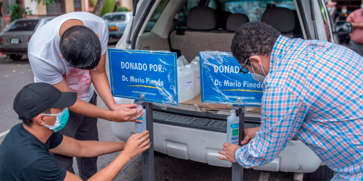 Donan material de bioseguridad al Centro de Diálisis de Honduras