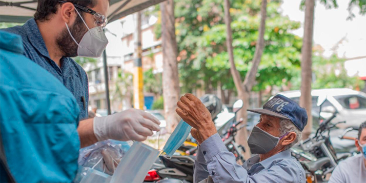 Donan material de bioseguridad al Centro de Diálisis de Honduras