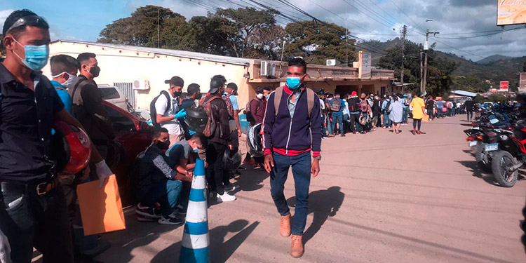 Decenas de jóvenes desempleados buscan oportunidad en Policía Nacional