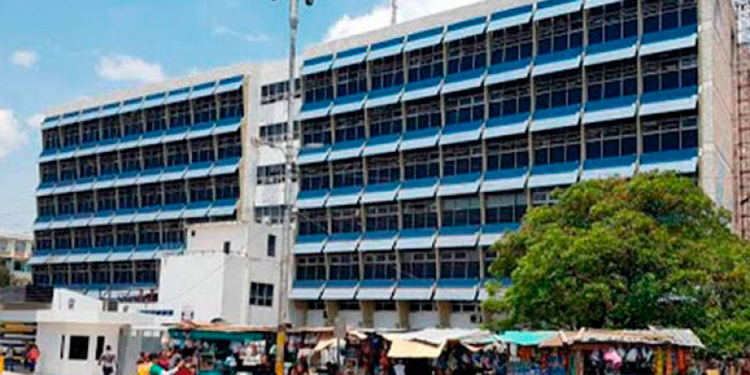Hospital Escuela reporta un deceso y dos médicos internos por COVID-19
