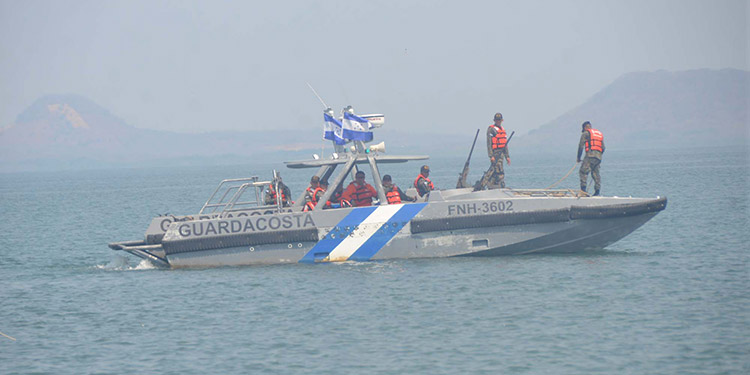 Interceptan barco con varios fardos de droga en Brus Laguna