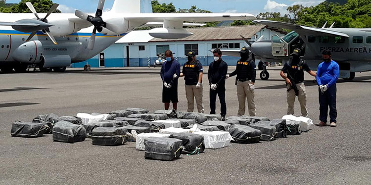 A 901 kilos suma alijo de cocaína en embarcación