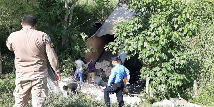 Perece en vuelco de camión a un abismo