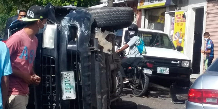 Tres mujeres escapan de morir en volcamiento