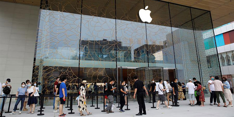 Apple ignora la guerra comercial y abre en Pekín su tienda más grande de Asia