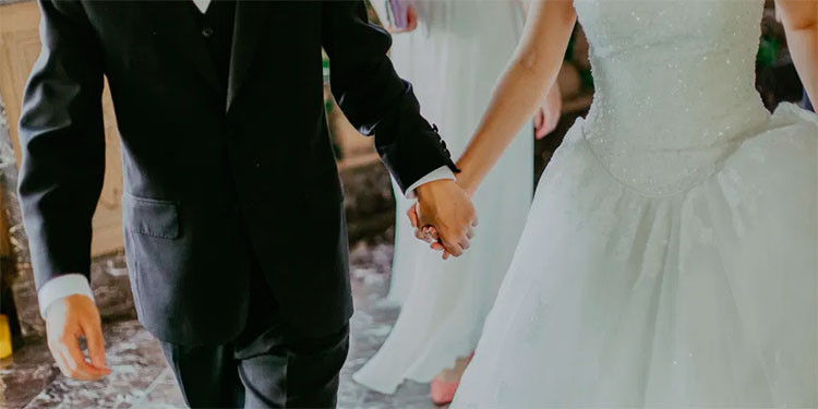 Celebran boda durante la pandemia y novio muere de coronavirus