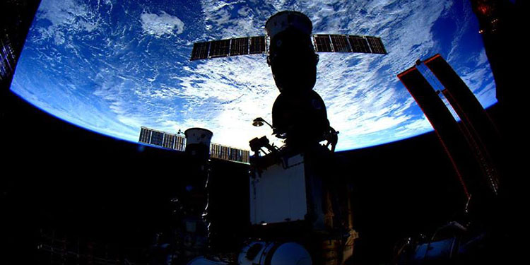 La EEI hace maniobra no planificada para evitar impacto con basura espacial