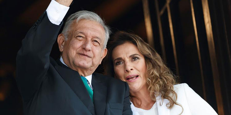 "No soy médico", responde esposa de López Obrador a papás de niños con cáncer